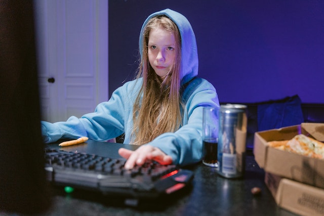 Teen playing Minecraft